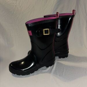 cute black and pink rain boots!!